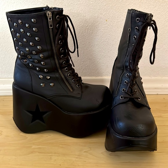 Demonia Dynamite vegan leather boots with star cut out in heel size 8 - Picture 10 of 10